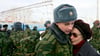 Ein junger Rekrut, der zum Militärdienst einberufen worden ist, umarmt vor der Abreise in die westsibirische Stadt Kemerowo seine Mutter.