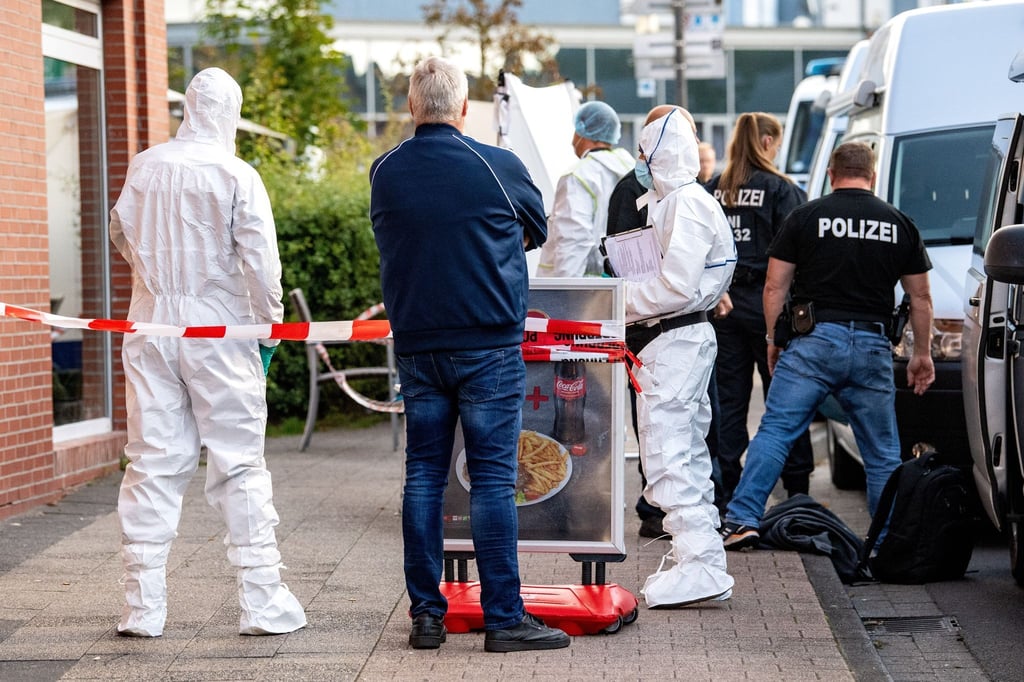 Einsatzkräfte der Polizei suchen nach einem Tötungsdelikt am Tatort nach Spuren.