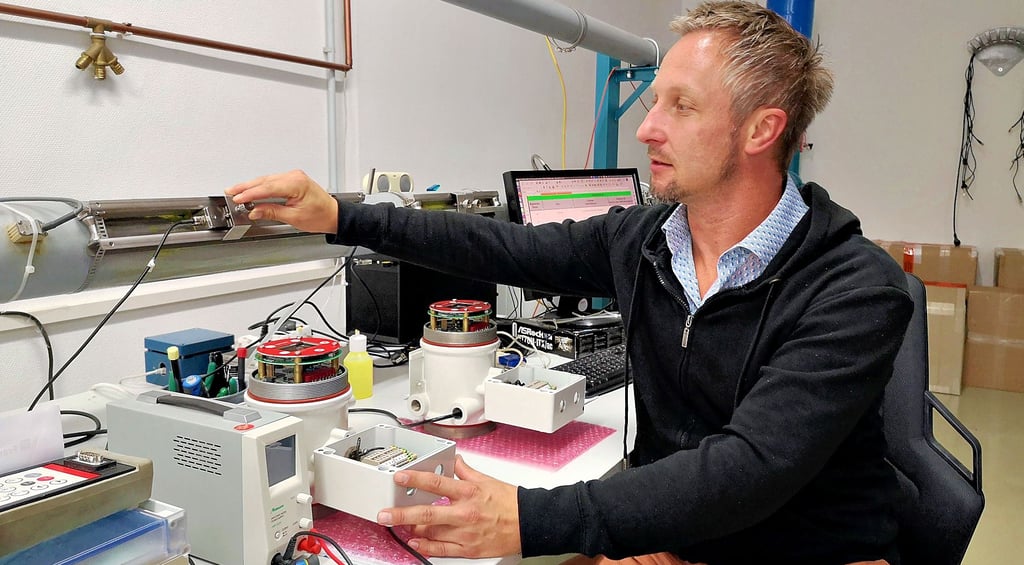Sebastian Vogelei, zuständig für den Vertrieb bei Katronic AG & Co. KG, zeigt, wie die Messgeräte funktionieren. Die Firma hat Standorte in Wernigerode und England sowie Büros in den USA und Frankreich.