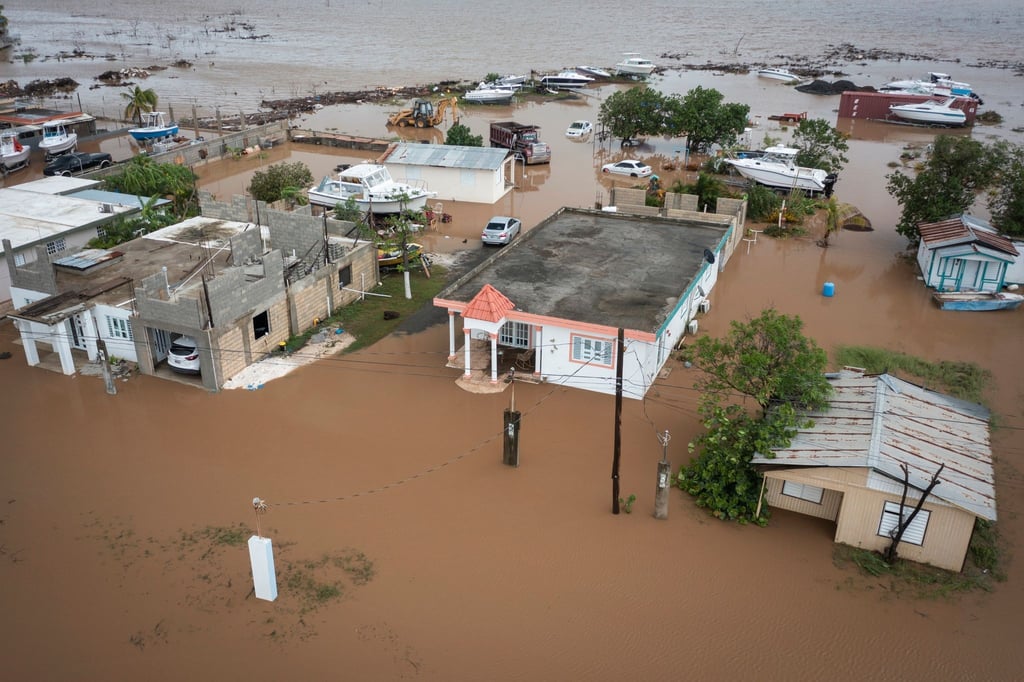 Überschwemmte Häuser am Strand von Salinas in Puerto Rico, nachdem Hurrikan „Fiona“ durch das Gebiet gezogen ist.