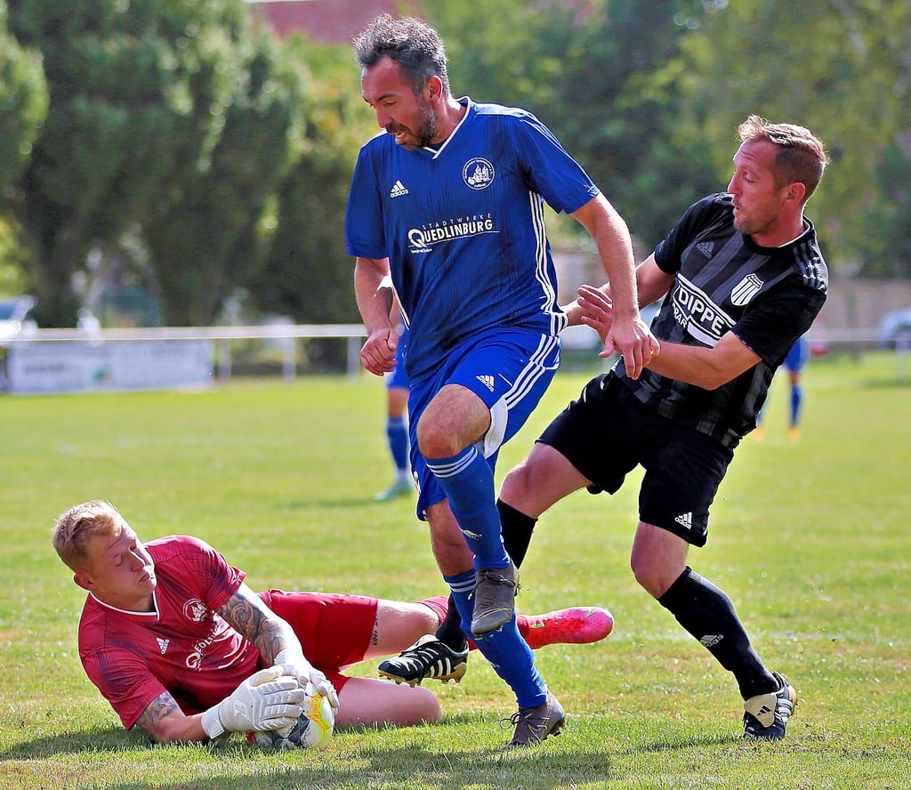 Quedlinburgs Keeper Raik Andreas Bachor und Rachid Lammert stoppen hier den Angriff von René Jahn (schwarzes Trikot).