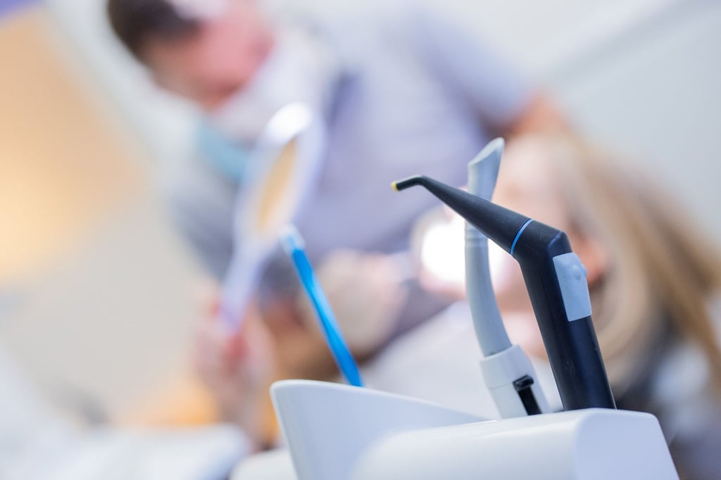 „Was bringt es, sich die Zähne und Zahnzwischenräume säubern, von Belägen befreien, polieren und fluoridieren zu lassen?“, fragte der IGeL-Monitor 2012 gefragt. Die Antwort: „unklar“.