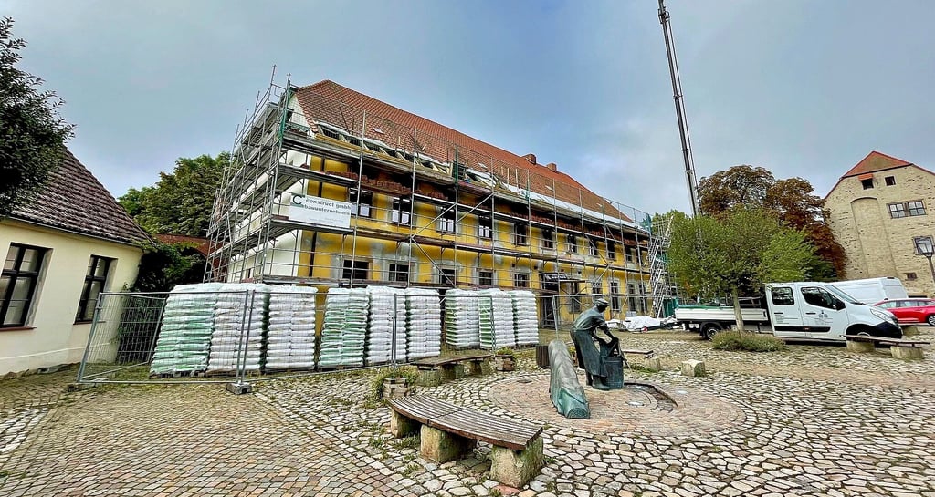 Das Bürgerhaus in Wolmirstedt wird aktuell aufwendig saniert. Nun sind Teile der Zwischendecke eingestürzt. Für den Vereinsbetrieb ist das eine Katastrophe. Drei Veranstaltungen sollen noch in dem altehrwürdigen Haus durchgezogen werden.