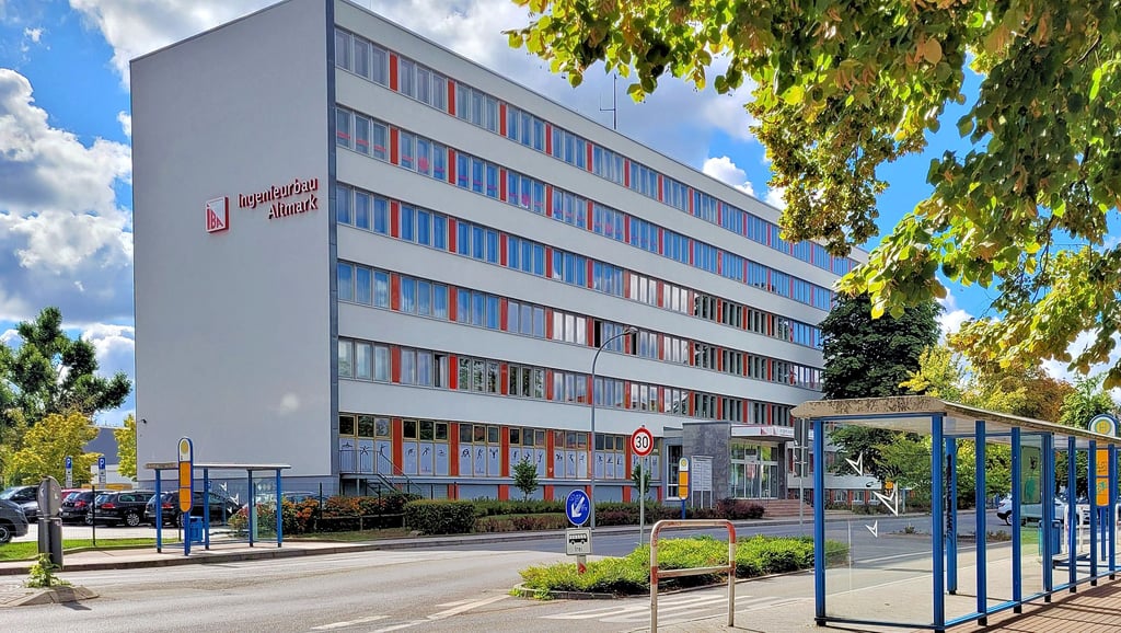 Im Haus der Ingenieurbau Altmark (IBA) an der Stadtseeallee in Stendal saß bis vor einiger Zeit auch die Industriegwerkschaft Bau. Sie fordert, dass die Kommunen öffentliche Gebäude energetisch sanieren lassen.