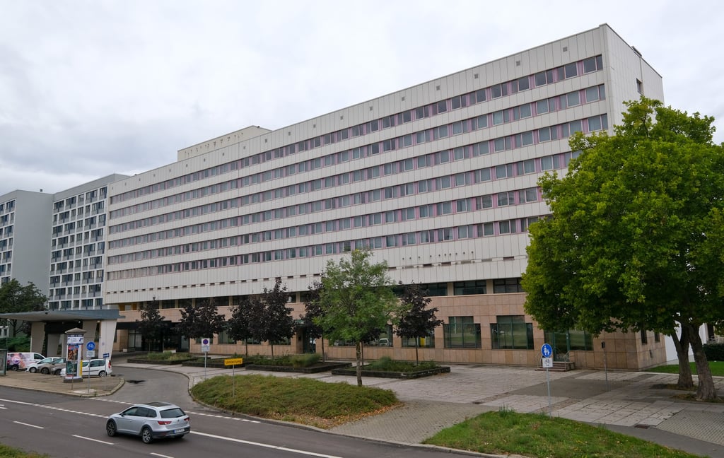 Blick auf das Maritim Hotel in Halle. Noch sind hier zahlreiche Geflüchtete aus der Ukraine untergebracht.