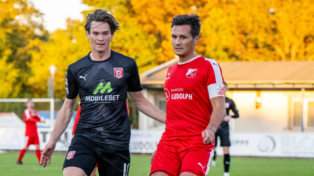 Elias Löder (l.) im Duell mit Ammendorfs Tom Renner.