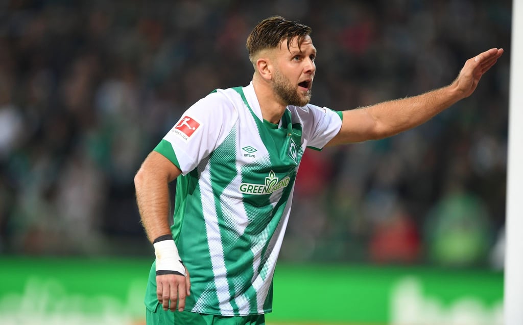 Werders Niclas Füllkrug versucht die Fans zu beruhigen.