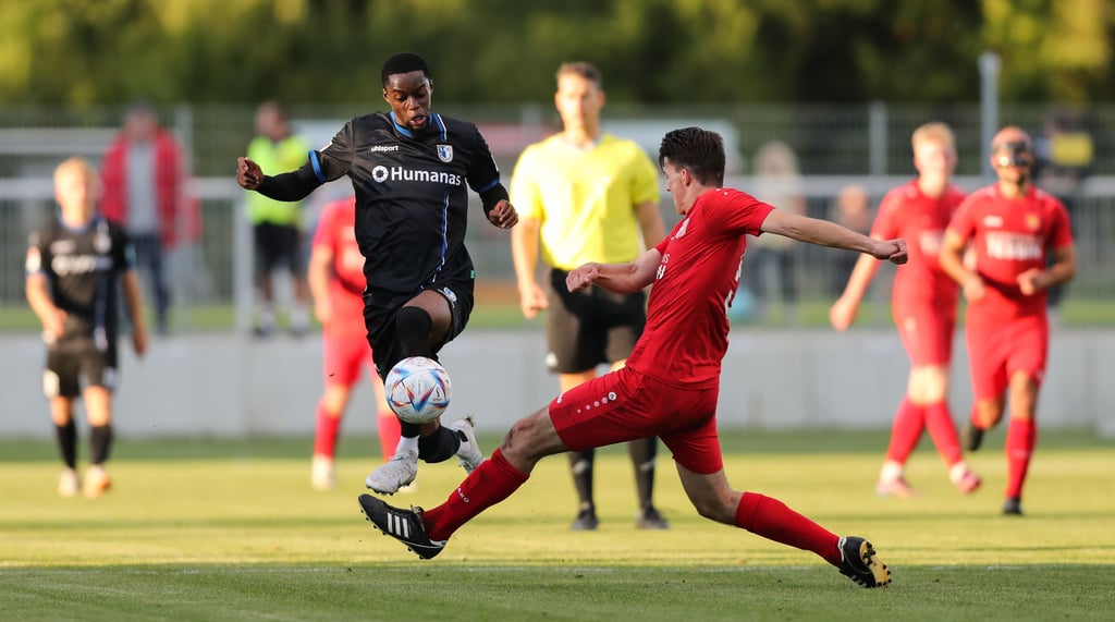 Probespieler Adama Diakhaby (l.) brachte den FCM gegen den FSV Schöningen früh in Führung.