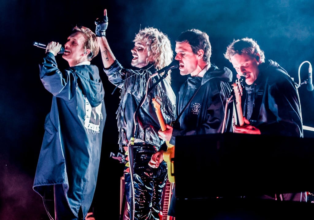 Die Band „Kraftklub“ steht bei der Eröffnung des Reeperbahn-Festivals gemeinsam mit Sänger Bill Kaulitz (2. v l) auf der Bühne.