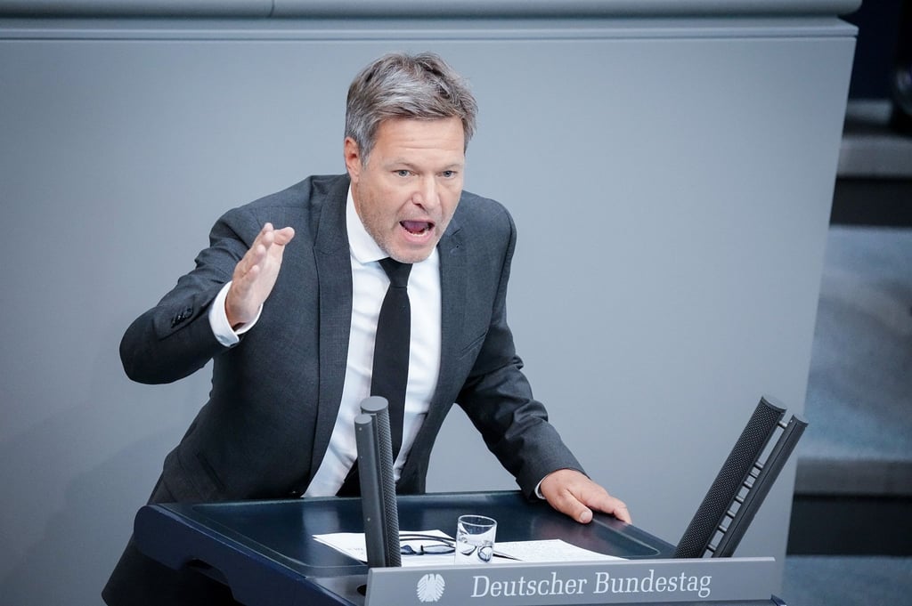 Mit Verve zum Gegenschlag: Der in der Kritik stehende Wirtschaftsminister Habeck hat die Opposition im Bundestag scharf attackiert.