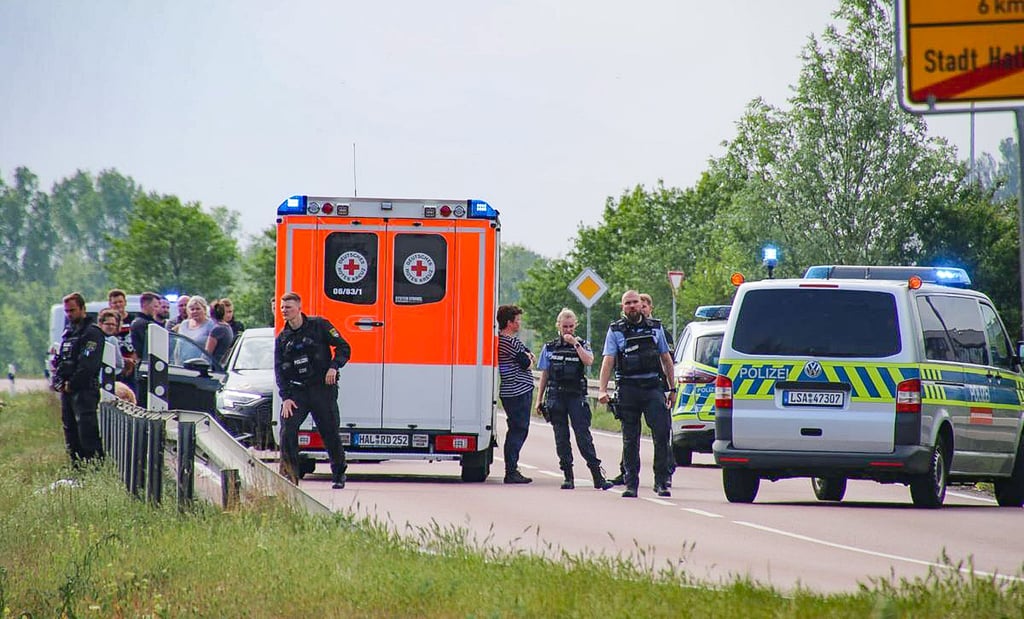 Nach der Bluttat waren Polizei und Rettungskräfte in der Weststraße in Halle-Neustadt mit einem Großaufgebot vor Ort.