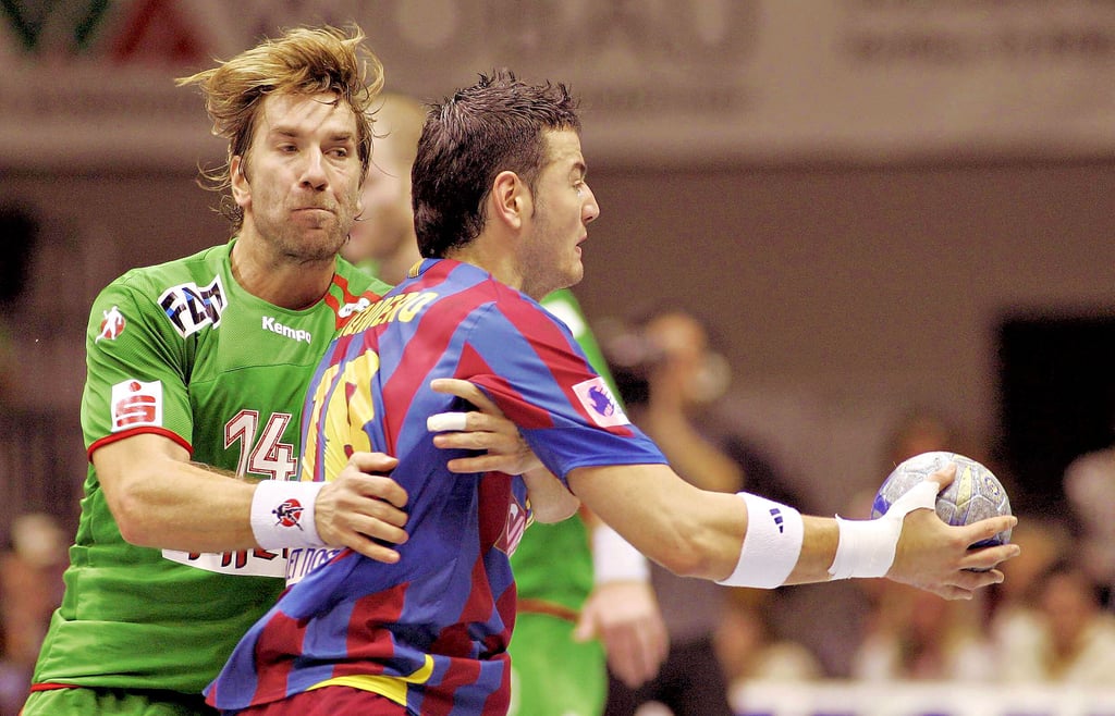 Steffen Stiebler (l.) führte den SCM beim bisher letzten Champions-League-Heimspiel im Dezember 2005 als Kapitän auf das Feld. Gegen den FC Barcelona mit Iker Romero mussten sich die Grün-Roten mit 24:26 geschlagen geben.