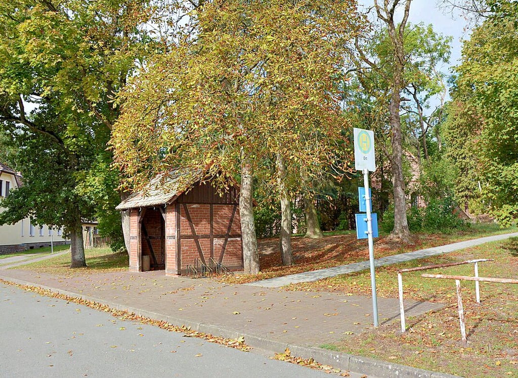 Im Schatten der Krüdener Kirche steht eine von vier Haltestellen, bei denen die Gemeinde Aland Baulastträger ist und die jetzt saniert sowie barrierefrei umgebaut werden sollen.