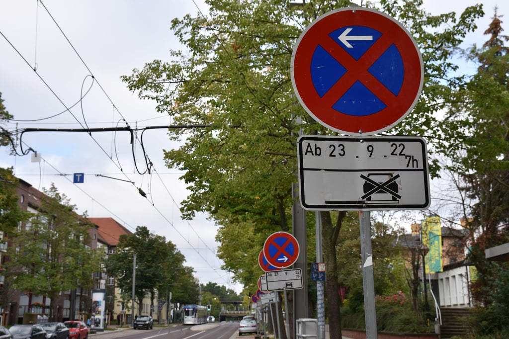 Parkverbotsschilder an der Warschauer Straße in Magdeburg deuten auf die bevorstehende Sperrung hin.