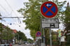 Parkverbotsschilder an der Warschauer Straße in Magdeburg deuten auf die bevorstehende Sperrung hin. 