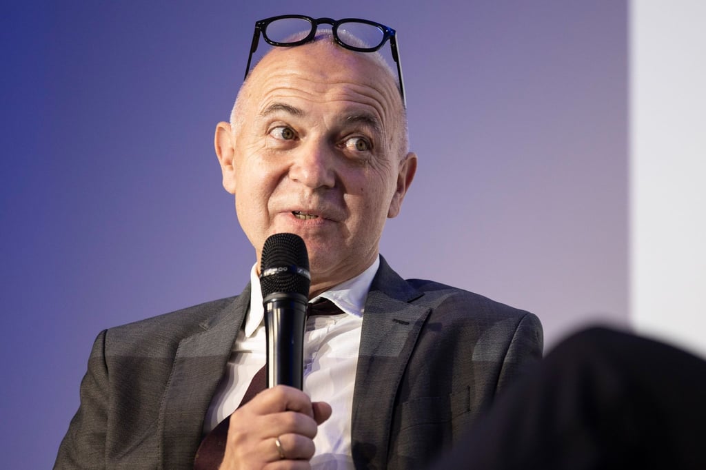 DFB-Präsident Bernd Neuendorf spricht während der Podiumsrunde auf dem Sportbusiness Kongress SpoBis.