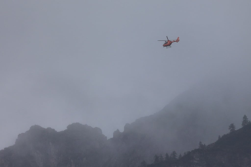 Mit einem Hubschrauber suchen Rettungskräfte der Bergwacht nach einem vermissten Wanderer.