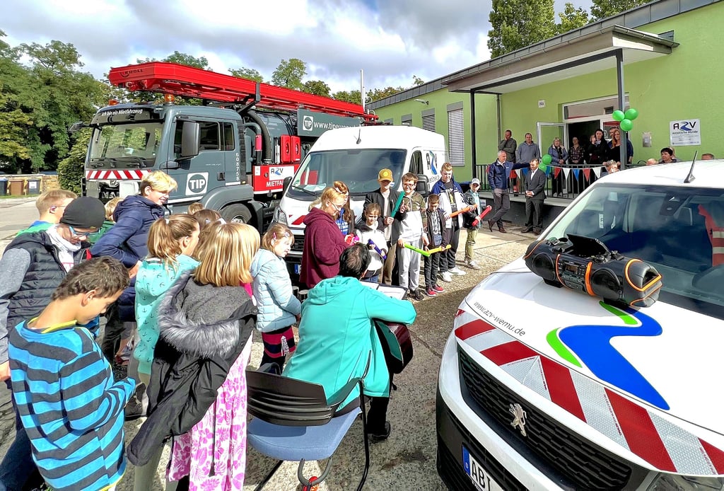 Zum Tag der offenen Tür des Abwasserzweckverbandes Westliche Mulde überraschten Schüler der Sonnenlandschule mit einem Programm.