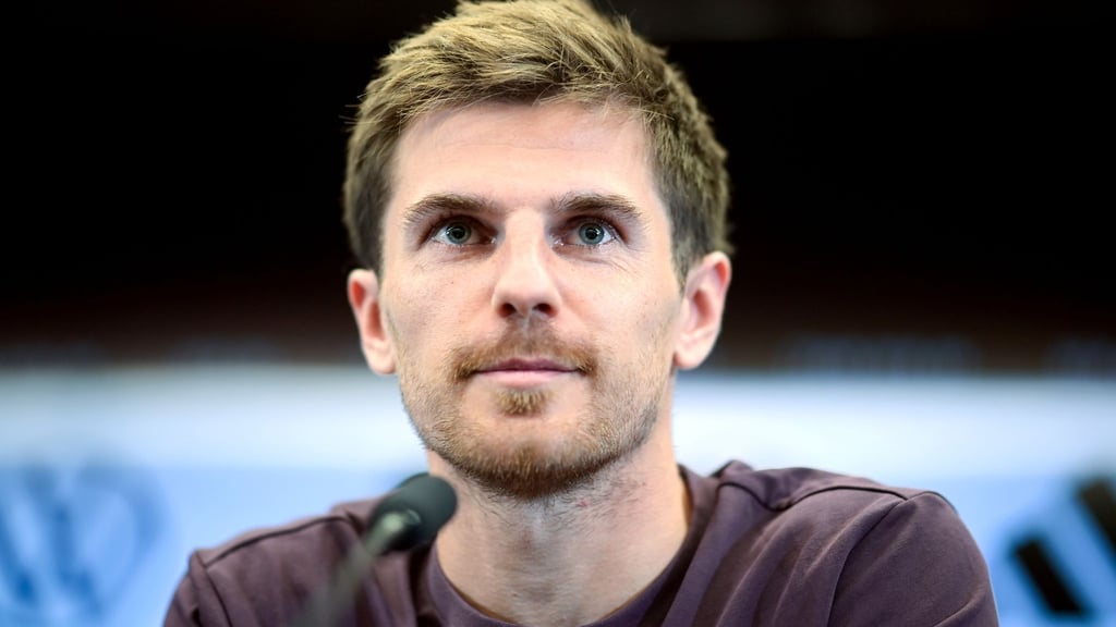 Nationalspieler Jonas Hofmann spricht bei einer Pressekonferenz in der DFB-Akademie.