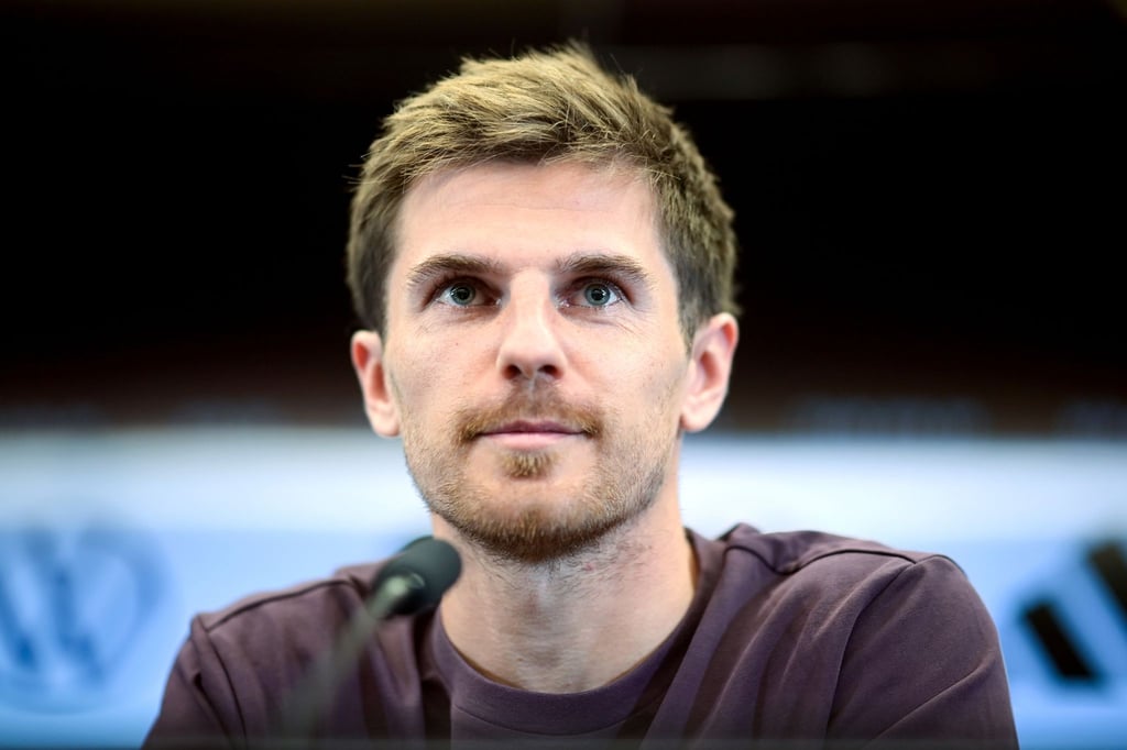 Nationalspieler Jonas Hofmann spricht bei einer Pressekonferenz in der DFB-Akademie.