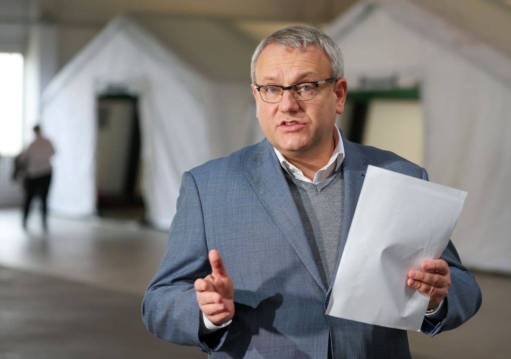 Götz Ulrich (CDU), Landrat des Burgenlandkreises, steht im wieder eröffneten Impfzentrum Zorbau.