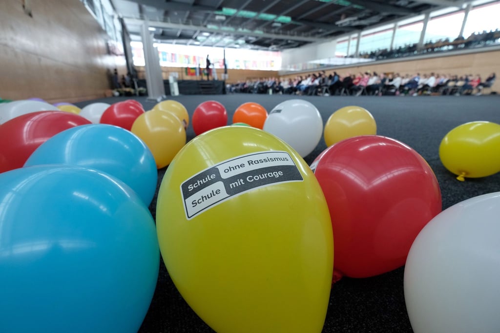 Luftballons liegen in der Berufsbildenden Schule Anhalt-Bitterfeld bei einem Festakt in der Turnhalle.