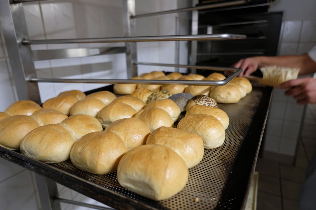 Knusprige Brötchen vom Bäcker bald Luxus? Angesichts der Preisspirale bei Zutaten und Energie geraten die Bäcker immer stärker unter Druck.