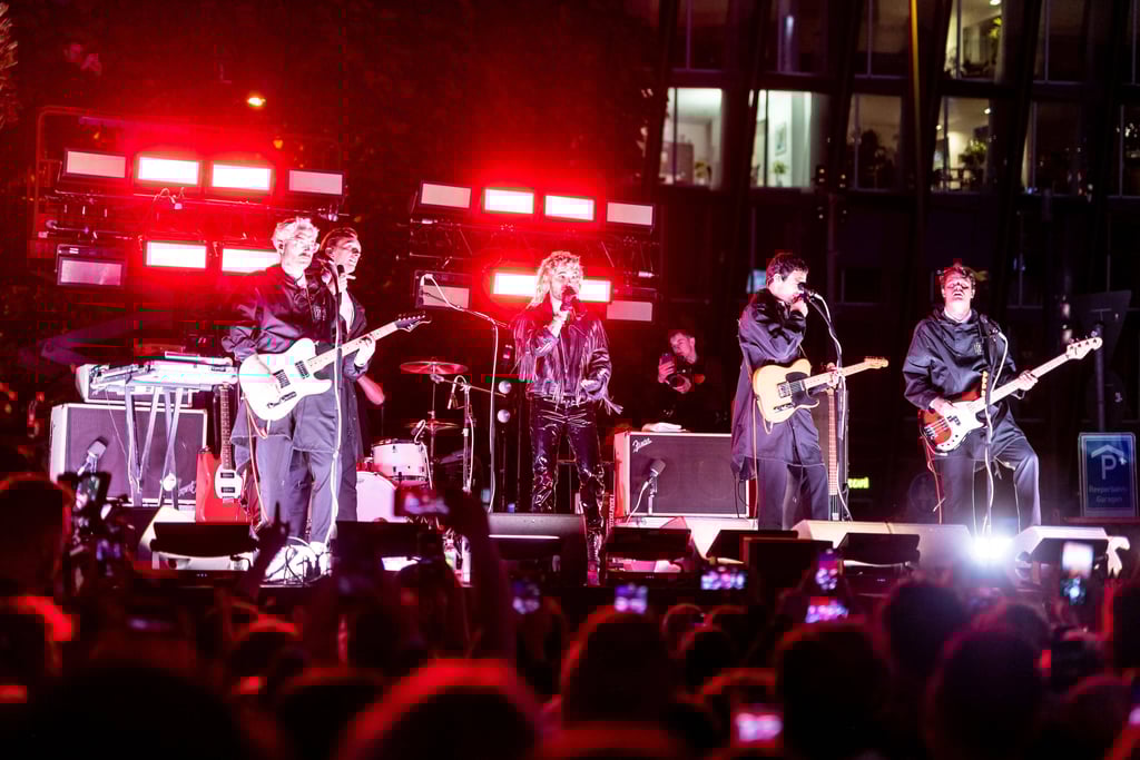 Kraftklub (Felix Brummer, Karl Schumann, Till Brummer, Steffen Israel, Max Marschk) zusammen mit Bill Kaulitz (Tokio Hotel) bei einem Geheimkonzert auf der Reeperbahn im Rahmen des Reeperbahn Festivals in Hamburg.