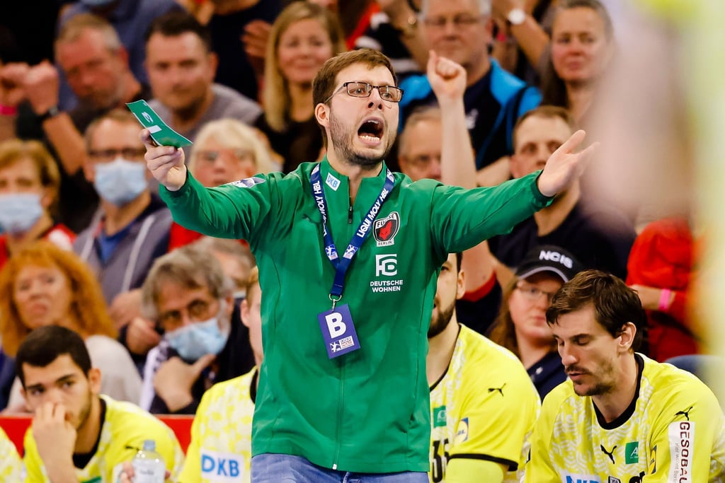Berlins Trainer Jaron Siewert gestikuliert an der Seitenlinie.
