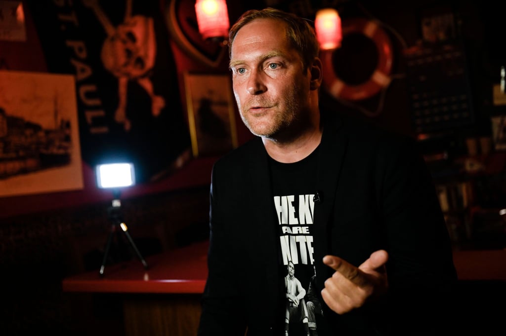 Sänger Thees Uhlmann wird in der Astra Stube im Stadtbezirk Neukölln in Berlin interviewt.