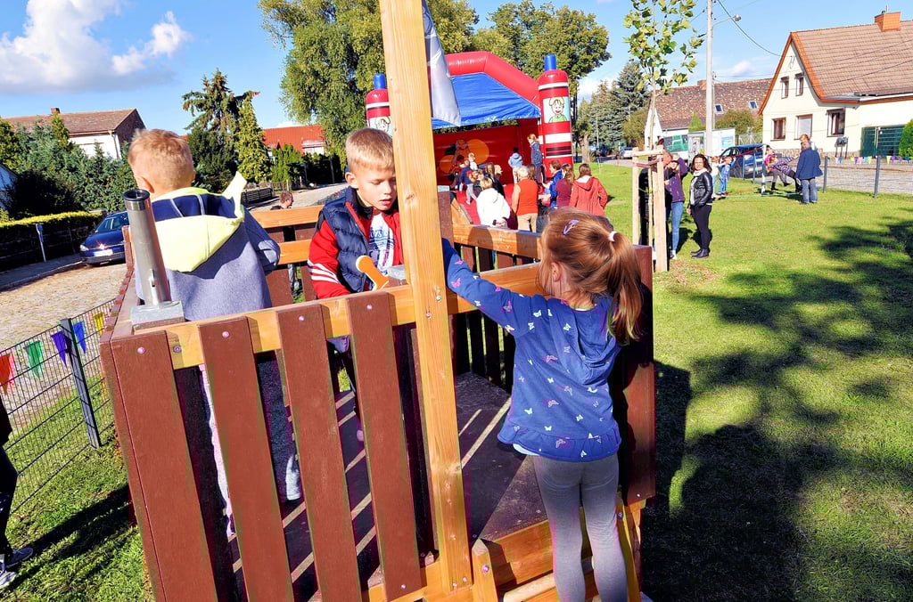 Kinder klettern auf dem Piratenschiff mit Steuerrad und Fernrohr, das sich auf dem neuen Spielplatz am Thomas-Müntzer-Ring befindet.