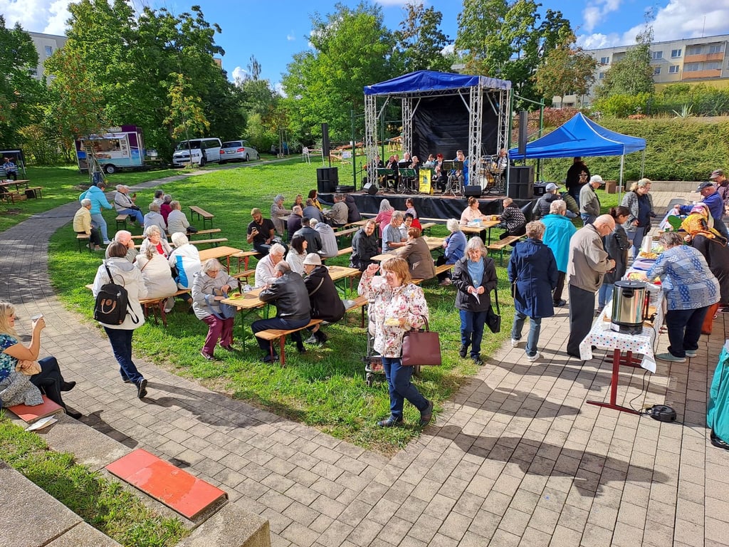 Bei strahlendem Sonnenschein wird im MGH-Garten zünftig gefeiert - diesmal mit einem mehrstündigen Bühnenprogramm.