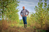 Mit Pappelreihen wie diesen will  Landwirt Florian Uherek auf seinem Feld bei Plotha-Teuchern (Burgenlandkreis)  den Folgen des Klimawandels trotzen.  