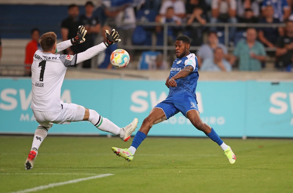 Der 1. FC Magdeburg - hier Moritz-Broni Kwarteng (r.) gegen Hannovers Keeper Ron-Robert Zieler - lassen zu viele Chancen liegen.