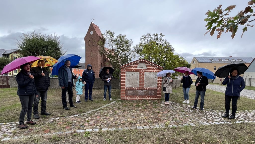Der Regen hielt die Dankeschönveranstaltung am sanierten Gefallenendenkmal im Rundlingsdorf Mahlpfuhl nicht auf.