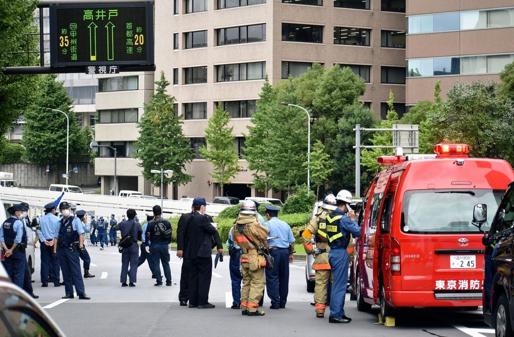 Polizei und Feuerwehrleute am Ort des Geschehens: Bei einem Trauerakt für den bei einer Wahlkampfrede erschossenen Shinzo Abe, hat sich ein Mann selbst angezündet..