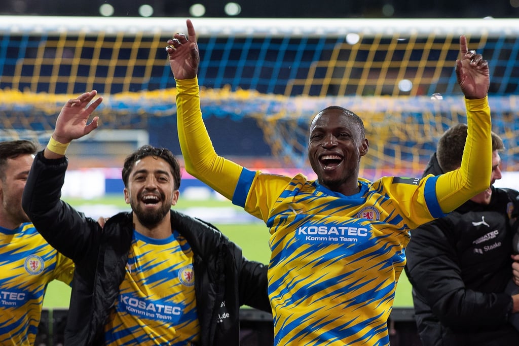 Braunschweigs Anthony Ujah (r) und Immanuel Pherai jubeln nach dem Schlusspfiff.
