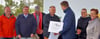 Der Ranieser Ortsbürgermeister Rüdiger Kunze ( 4.v.li) erhält die Siegertafel von Minister Sven Schulze (CDU).           Die Stimmung unter den angereisten Wettbewerbsteilnehmern stimmte.