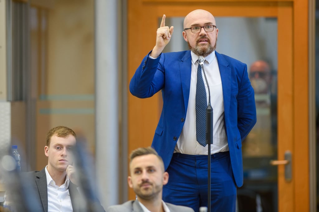 AfD-Rechtsaußen Hans-Thomas Tillschneider musste nach massiver Kritik die Reise abblasen.