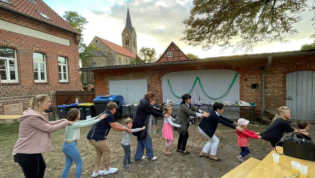 Sommer- und Abschiedsfest bei der evangelischen Kita "Unterm Regenbogen". Im Hintergrund die seit nun drei Jahren gesperrte Druxberger Kirche.
