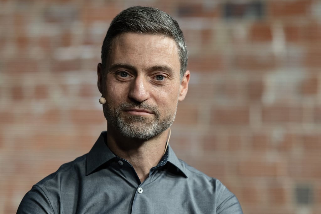 Meron Mendel, Direktor der Bildungsstätte Anne Frank, spricht bei einem Podium der Bildungsstätte Anne Frank.