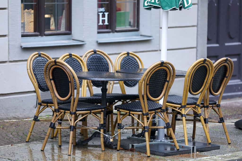 Sechs leere Stühle in einem Cafe. Die Einzelhandelsumsätze sind noch immer niedriger als vor Beginn der Pandemie.