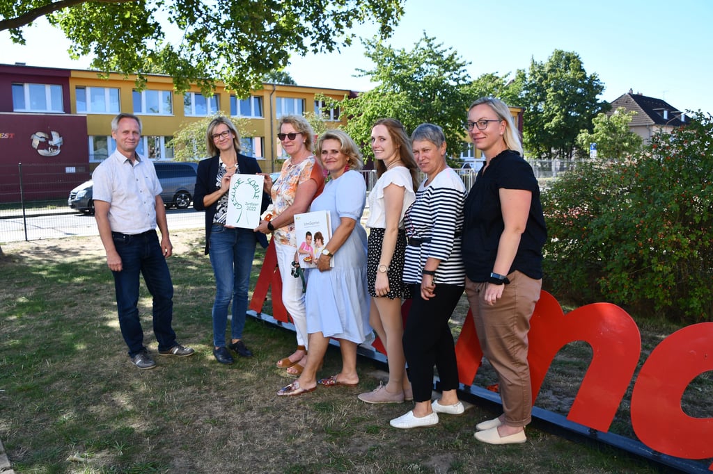 Die Karl-Marx-Sekundarschule in Gardelegen hat jetzt ein Zertifikat erhalten, das sie als gesunde Schule auszeichnet, hier Uwe Köppen (von links) von der Unfallkasse Sachsen-Anhalt, Melanie Kahl, Leiterin des Fachbereiches Gesund aufwachsen von der Landesvereinigung für Gesundheit, Schulleiterin Solveig Lamontain, Daniela Rumlich und Anke Walther, beide Hauswirtschaftslehrerinnen an der Schule, Schulsozialarbeiterin Christin Schulze und Susann Walter, pädagogische Mitarbeiterin der Schule.