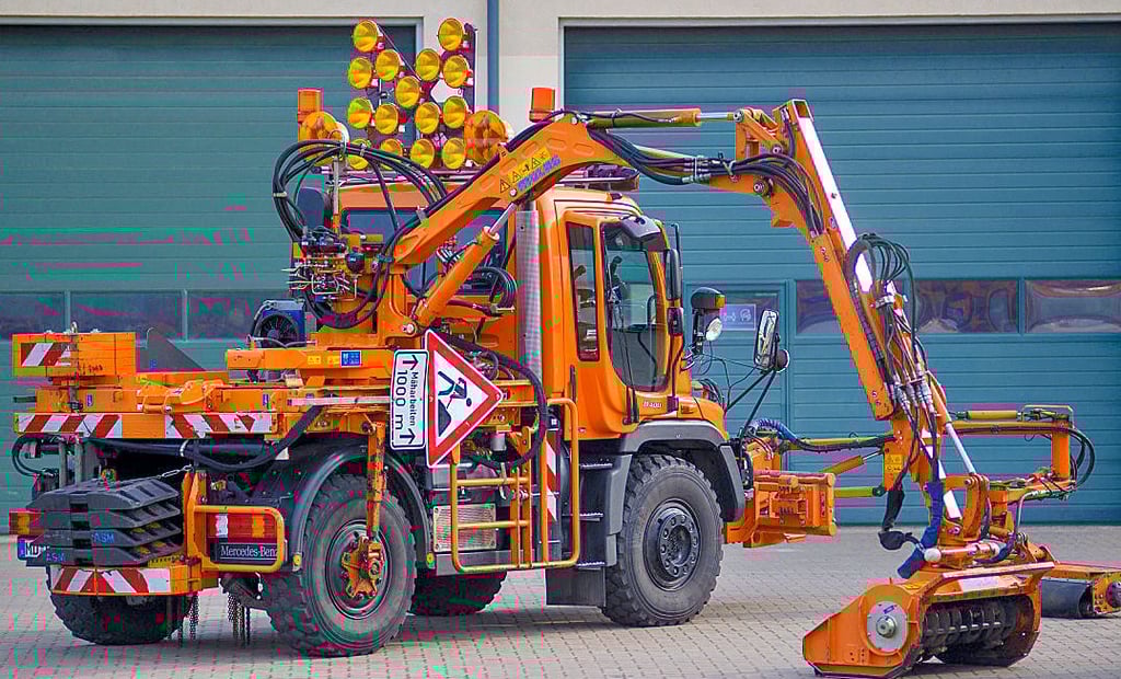 Ein Unimog mit Mähaufsatz steht im Hof der Straßenmeisterei Halberstadt. Ein solches Gefährt könnte der Oberharzer Bauhof brauchen.