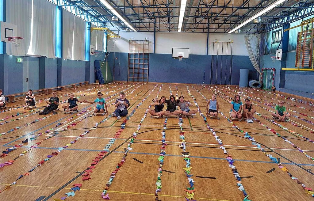 In der Turnhalle wurde ein Teil der Papiertiere schon einmal ausgelgt. Insgesamt sollen es über 10.000 sein.