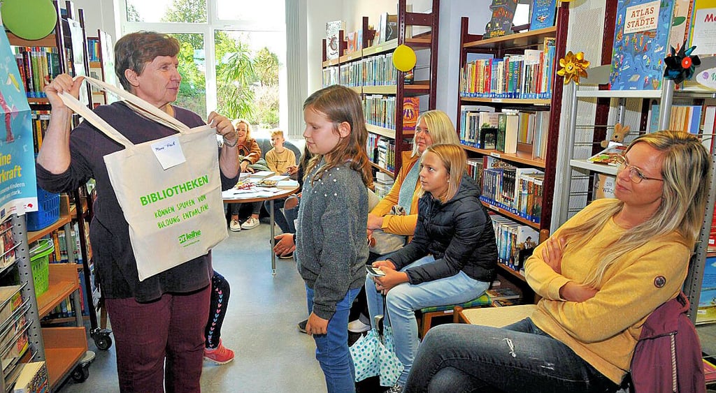 Sabine Dobrowolski, Leitern der Stadtbibliothek Sangerhausen, überreicht die Geschenke an die Teilnehmer.