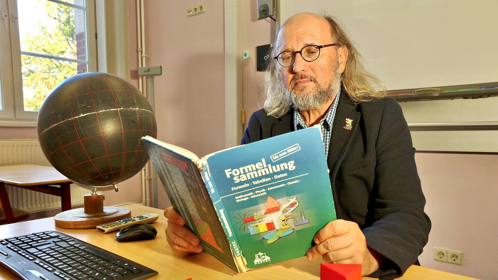 Das gewohnte Tafelwerk, das Schulleiter Torsten Wiehle hier studiert, soll beim Abitur 2025 durch eine Formelsammlung ersetzt werden.