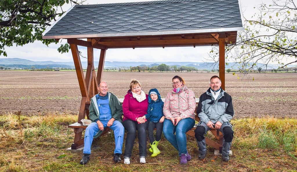 Sie probieren die neue Sitzgruppe gleich einmal aus: Günter Herbst (von links), Ingrid Herbst, Robin Lohse, Severine Lohse und Jens Meyer.