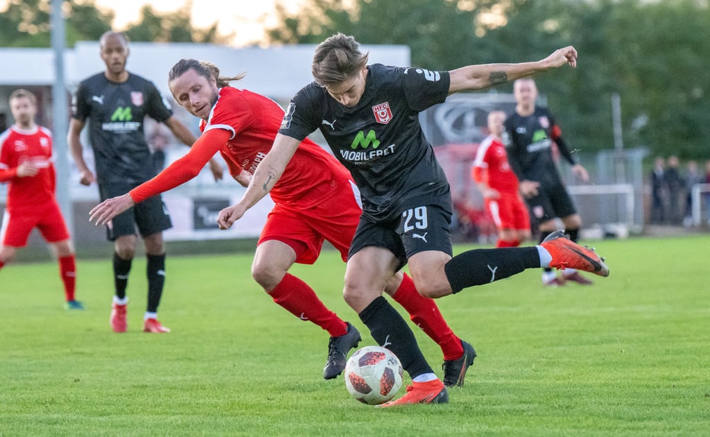 Halles Andor Bolyki am Ball im Testspiel bei BSV Ammendorf.