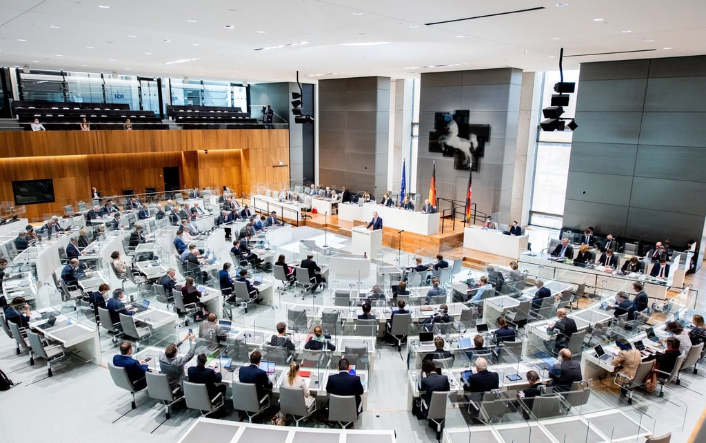 Abgeordnete nehmen an einer Sitzung teil.